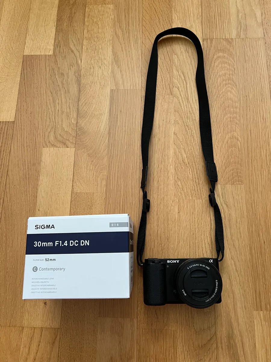 Sony ZV-E10 Kamera-Set mit 16-50 mm OSS + Sigma 30 mm F1.4